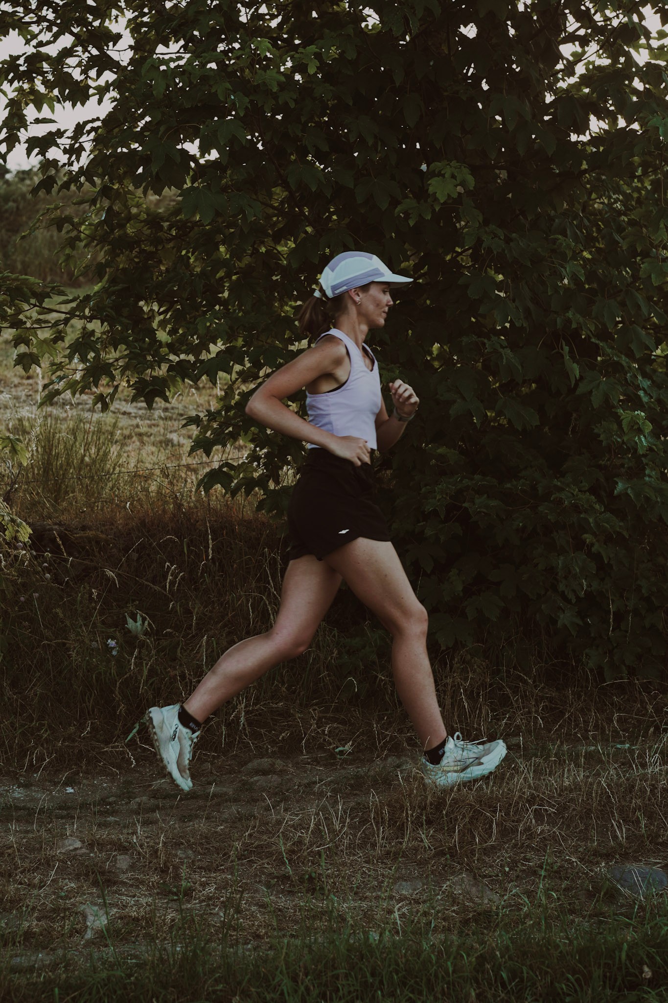 Coureuse en plein effort sur sentier