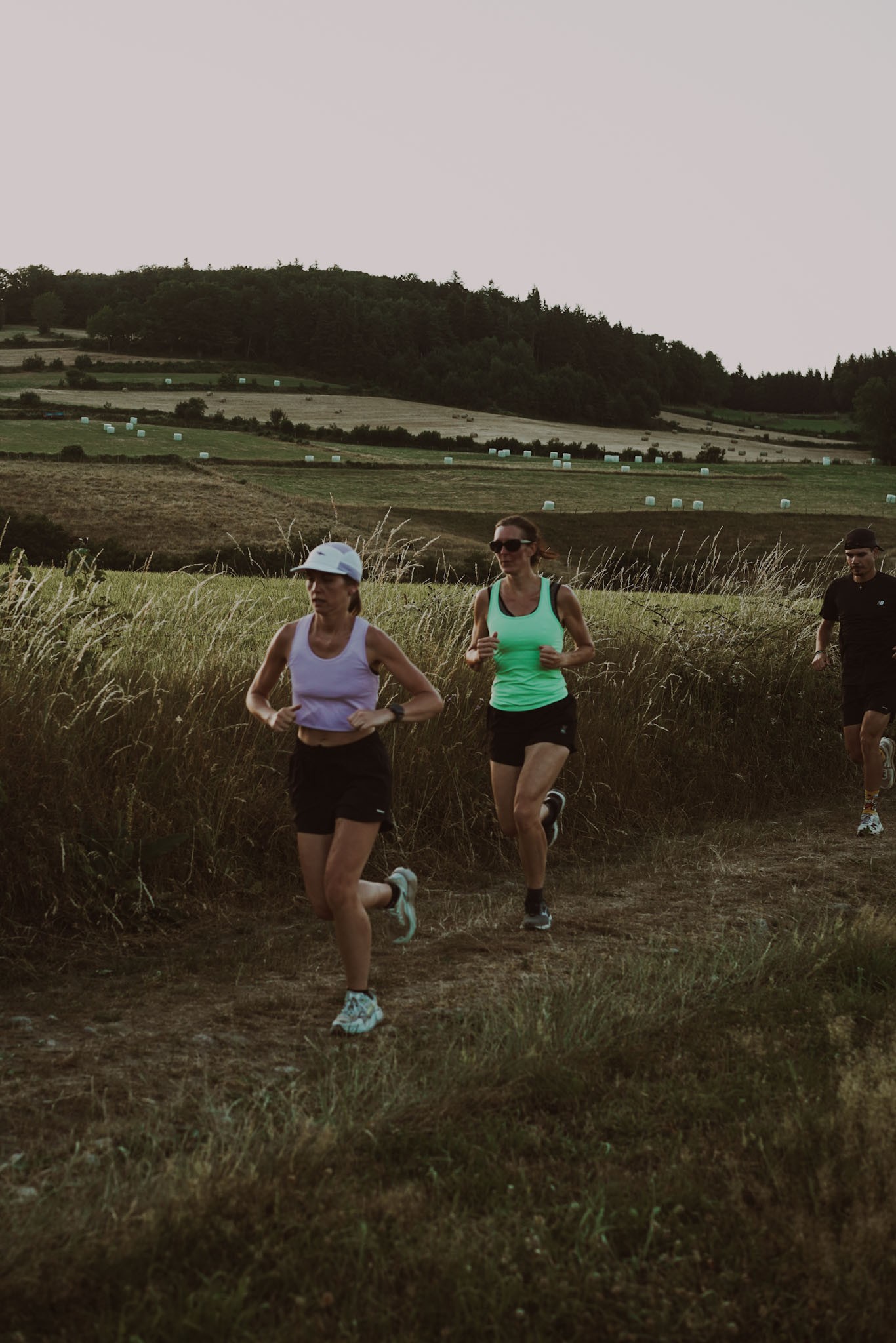Coureuses sur sentier avec vue sur les champs du Forez
