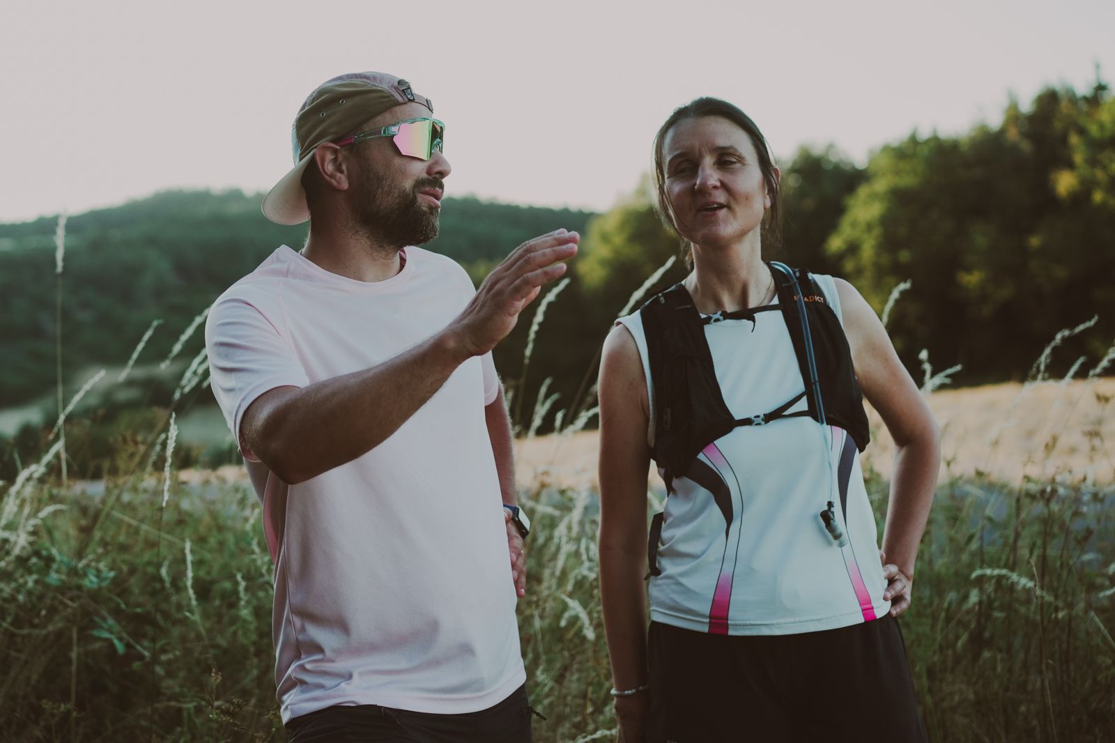 Deux coureurs échangeant sur le parcours dans les herbes hautes