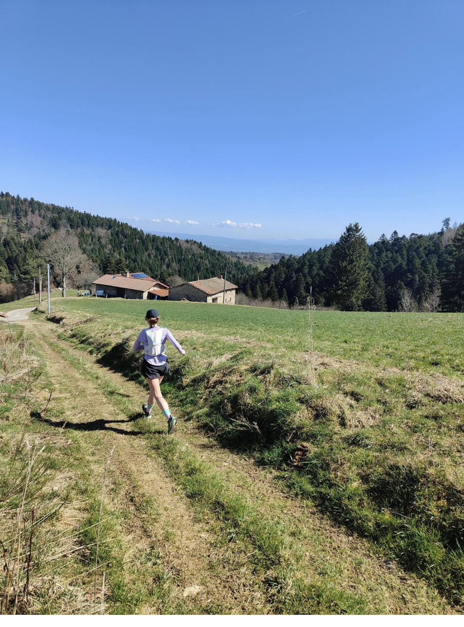 Coureuse sur un chemin du Forez avec vue panoramique