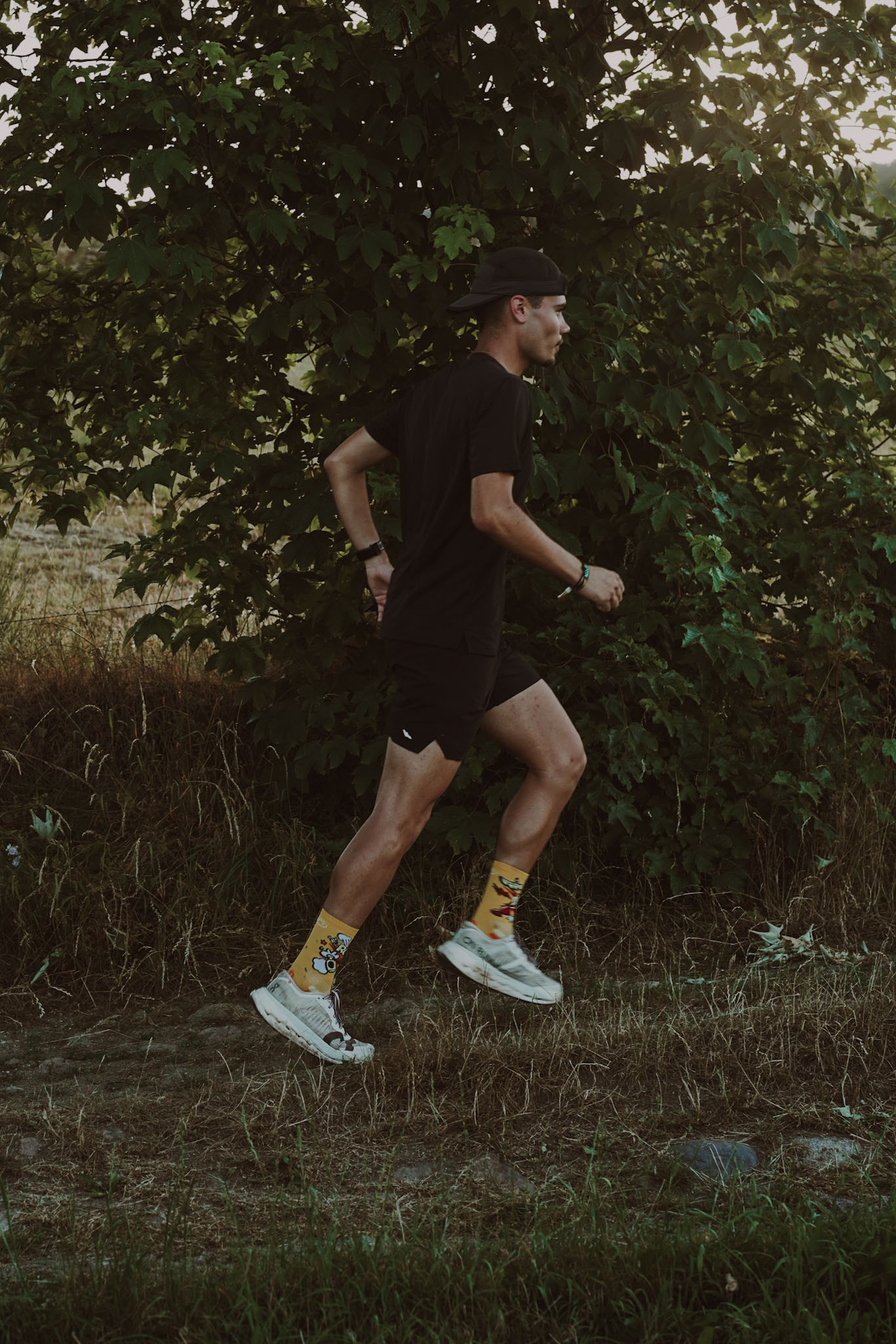 Coureur en action sur sentier forestier