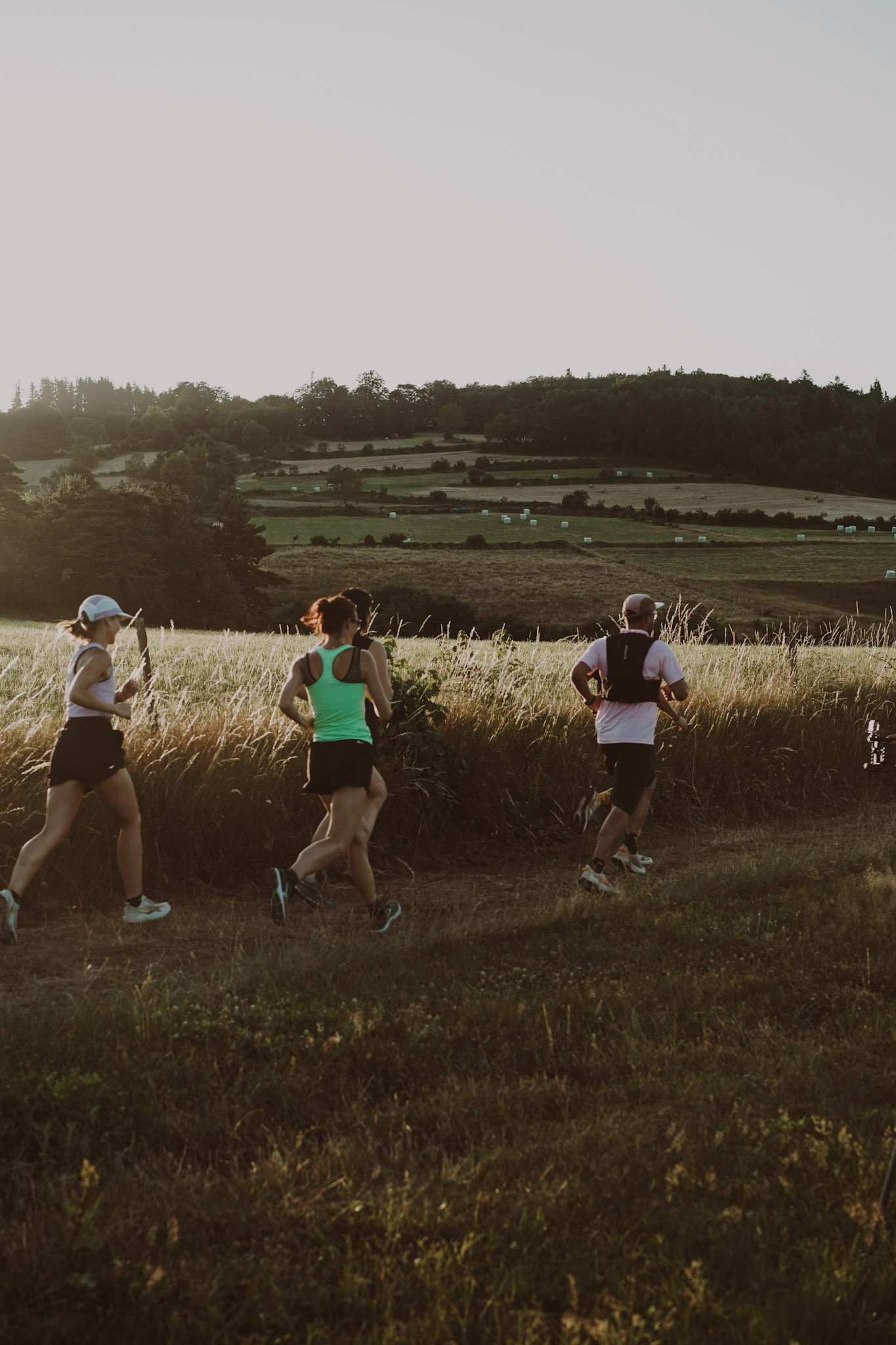 Groupe de coureurs sur chemin avec panorama sur le Forez