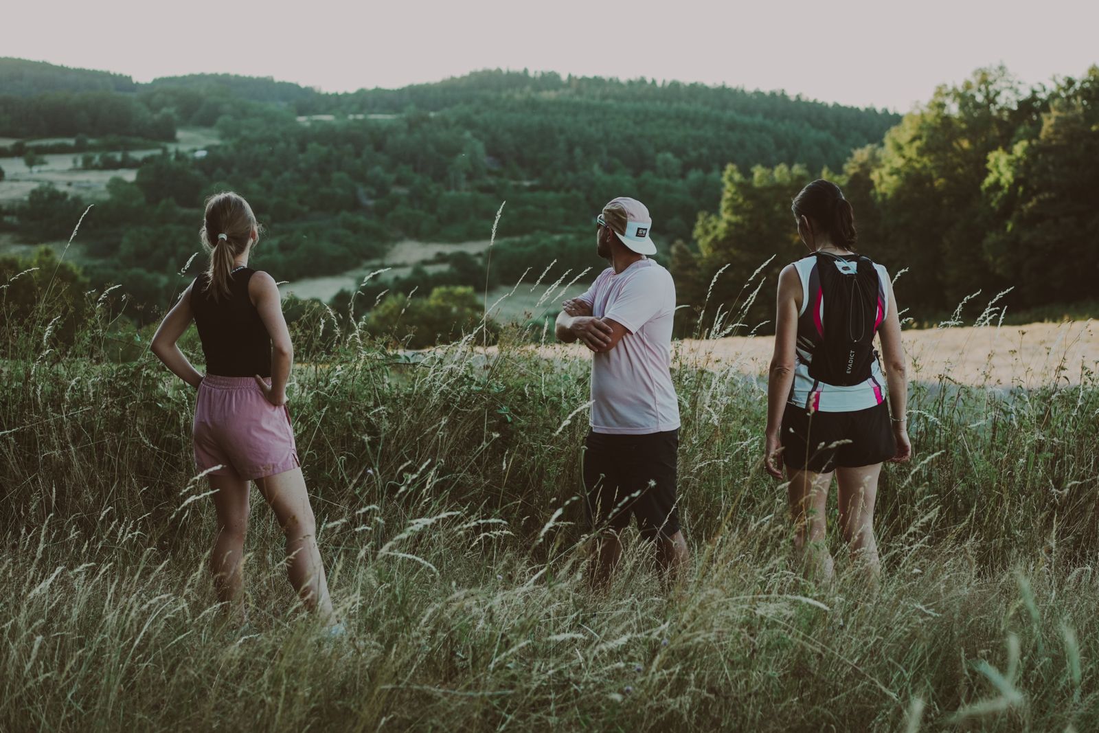 Trois coureurs contemplant le paysage du Forez en fin de journée